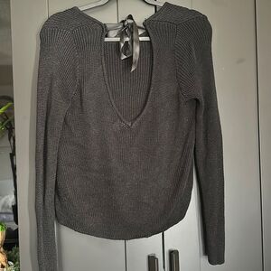 Divided knit sweater semi open back